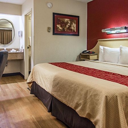 Red Roof Inn Detroit/Southfield Bagian luar foto